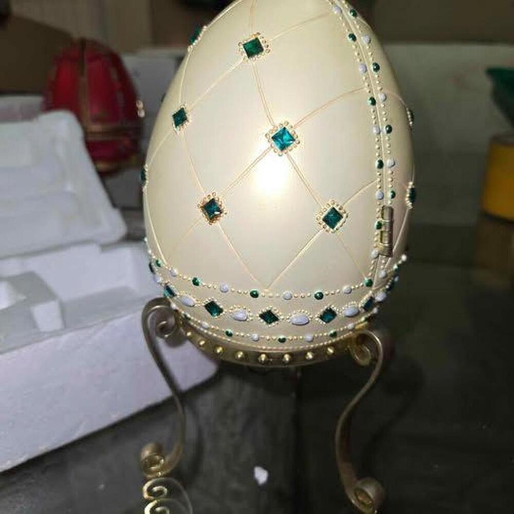 Beautiful 2000 Mattel Barbie musical jewelry egg in emerald princess theme. - Picture 3 of 7